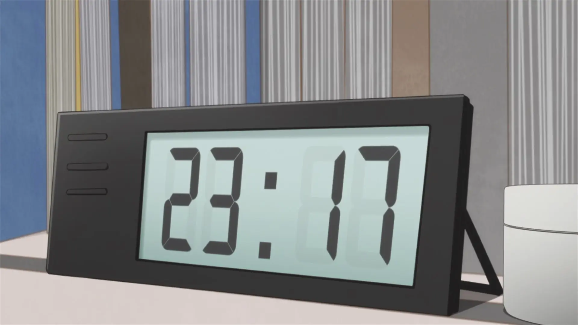 Clock displaying 23:17.